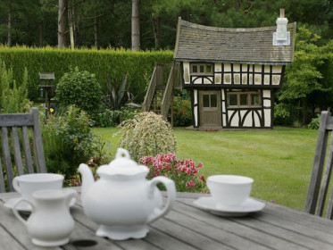 Tudor Cottage 600 X 450